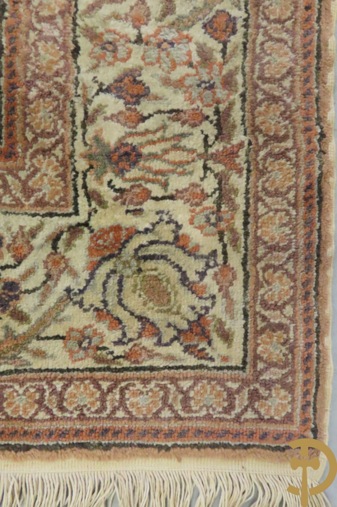 Oosters handgeknoopt tapijt met centraal decor en bloemenmotieven