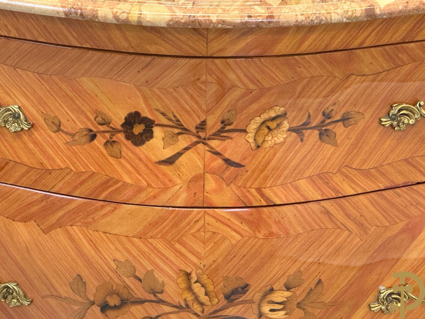 Notelaren gegalbeerde drieladencommode met bloemenmarketterie en marmeren blad