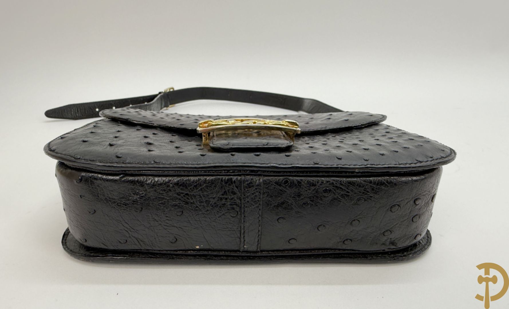 Vintage handtas in struisvogelleder met koperen ornament, Celine Paris, met bijhorende stofzak