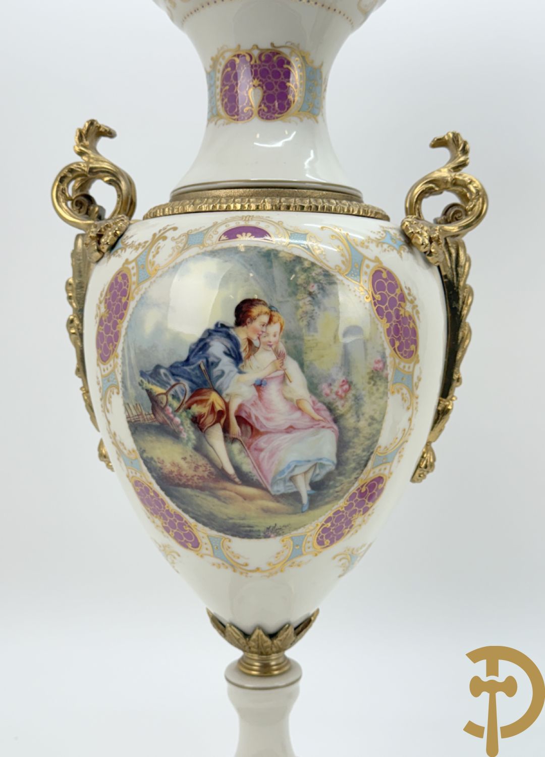 Paar porseleinen Sèvres stijl dekselpotiches met dubbel bedrukt romantisch decor en bezet met bronzen ornamenten