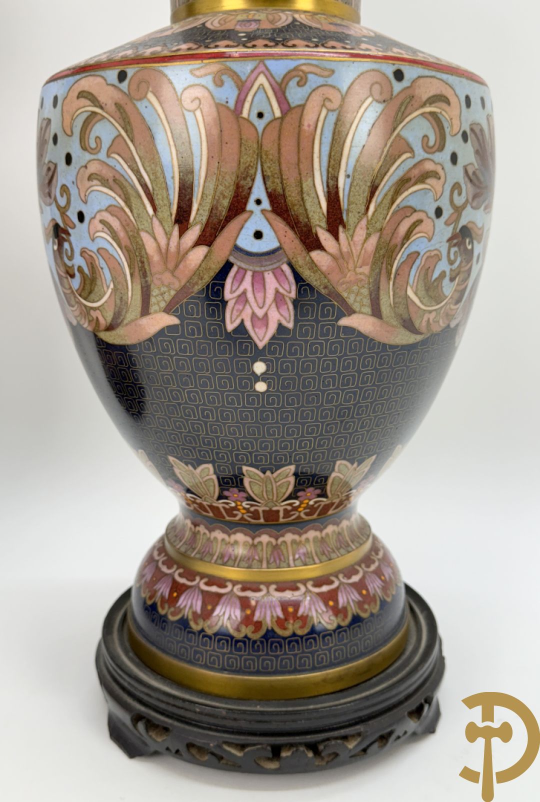 Paar ballustervormige cloisonévazen met decor van vogels en bloemen - op houten sokkel + paar kleine cloisonévazen met vogel en bloemendecor - op houten sokkel