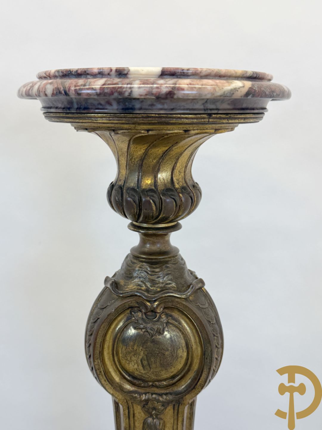 Bronzen staander op drie voluutvormige poten met acanthusranken, bezet met guirlandes en bovenaan met marmeren plateau