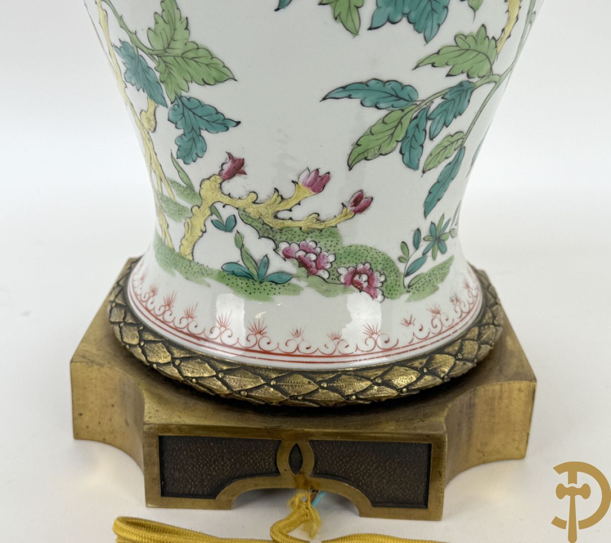 Porseleinen vaas met decor van vogels en pioenrozen, Samson, gemonteerd als lampadaire