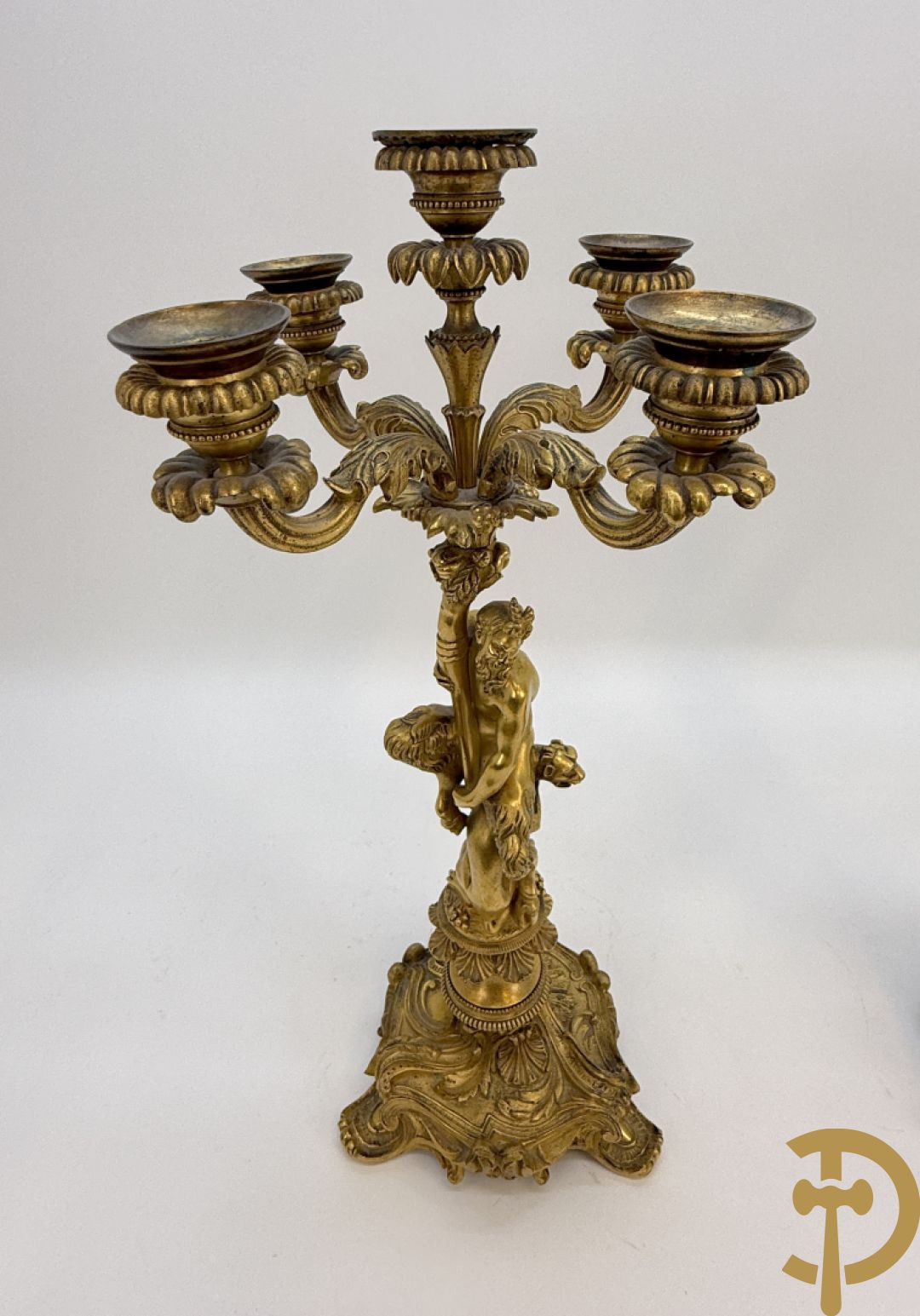 Paar bronzen kandelaars met sater en naakte dame, versierd met accanthusranken en dierenmotieven