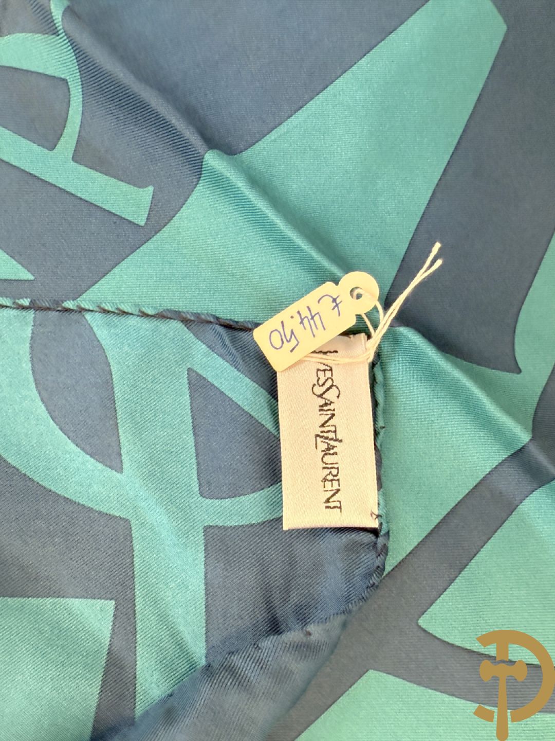 Vier foulards Yves Saint Laurent (nooit gedragen komt uit winkel restant)