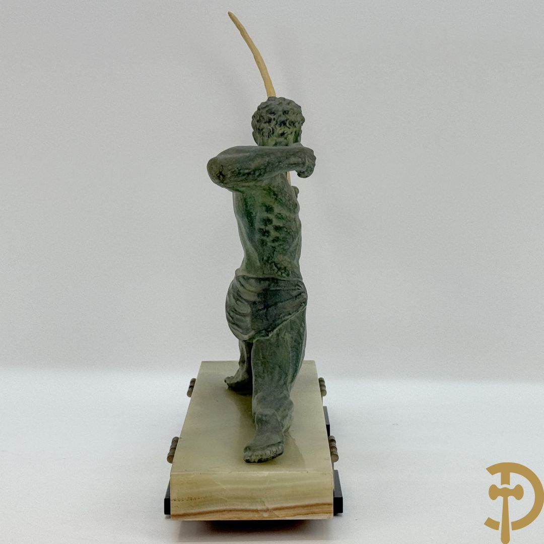 Kunstbronzen Art Deco beeld van boogschutter op onix marmeren basis