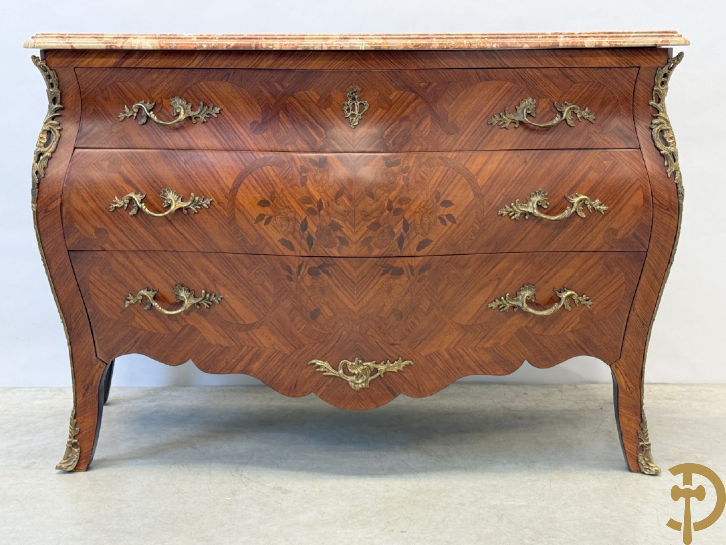 Notelaren gegalbeerde drieladencommode met bloemenmarquetterie en bezet met bronzen ornamenten, bovenaan met marmeren blad