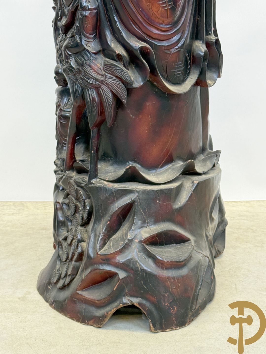 Aziatische houtsculptuur van wijsgeer met staf, vogels en kinderen