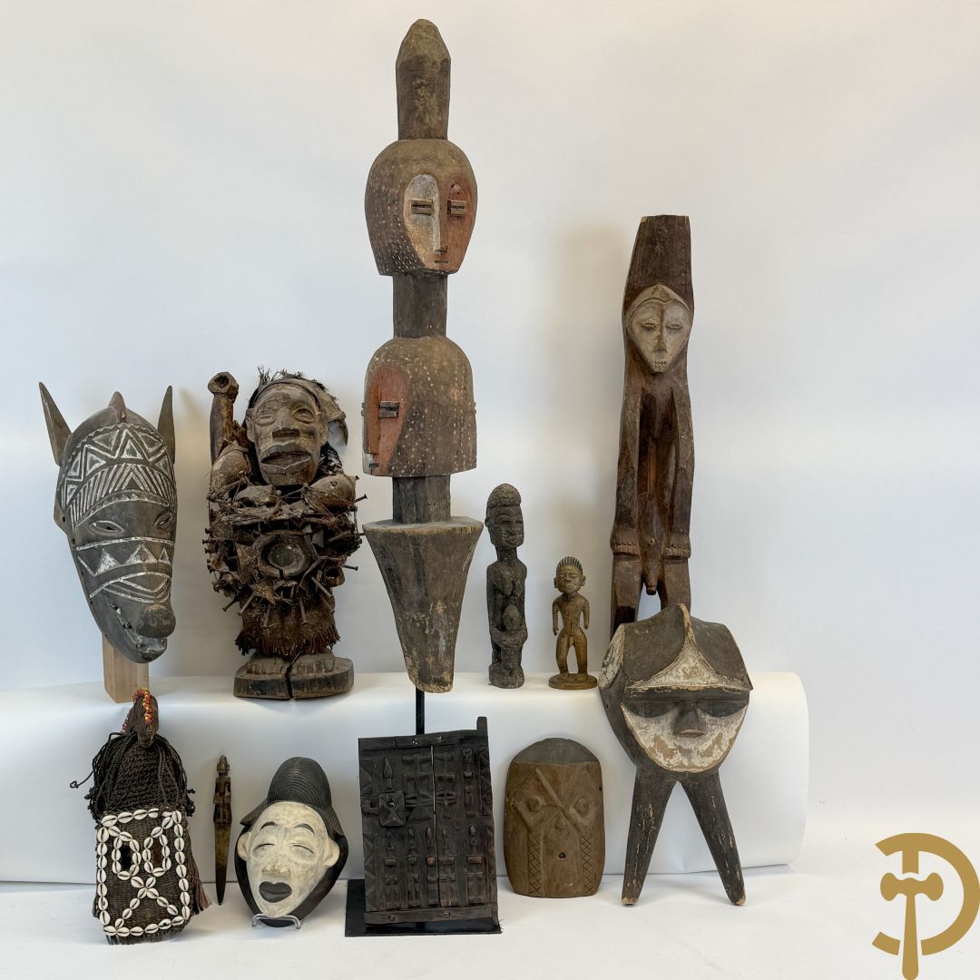 Afrikaanse sculpturen en maskers w.o. Sangye, Dogon, Lega