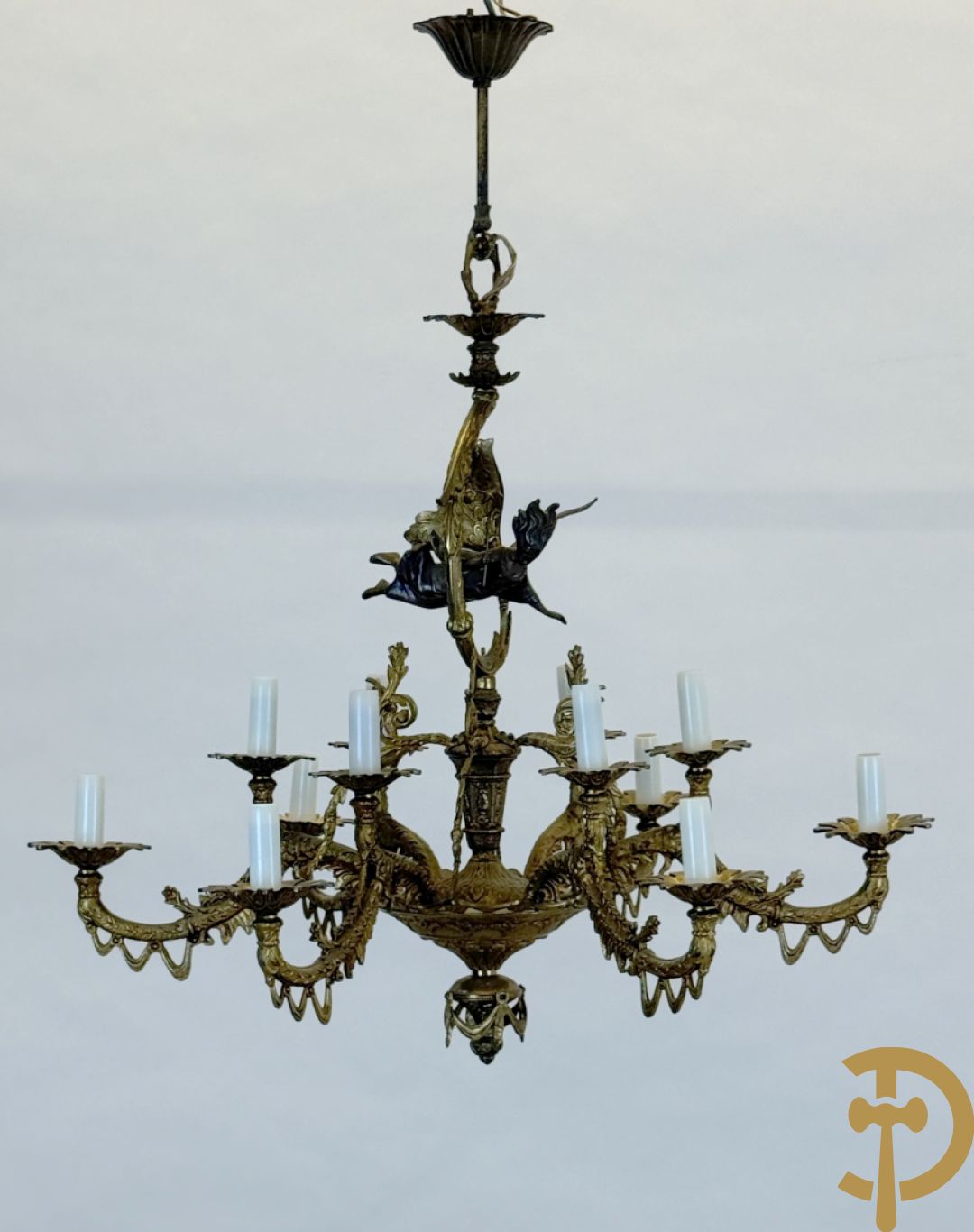 Koperen twaalfarmige luchter bezet met fee