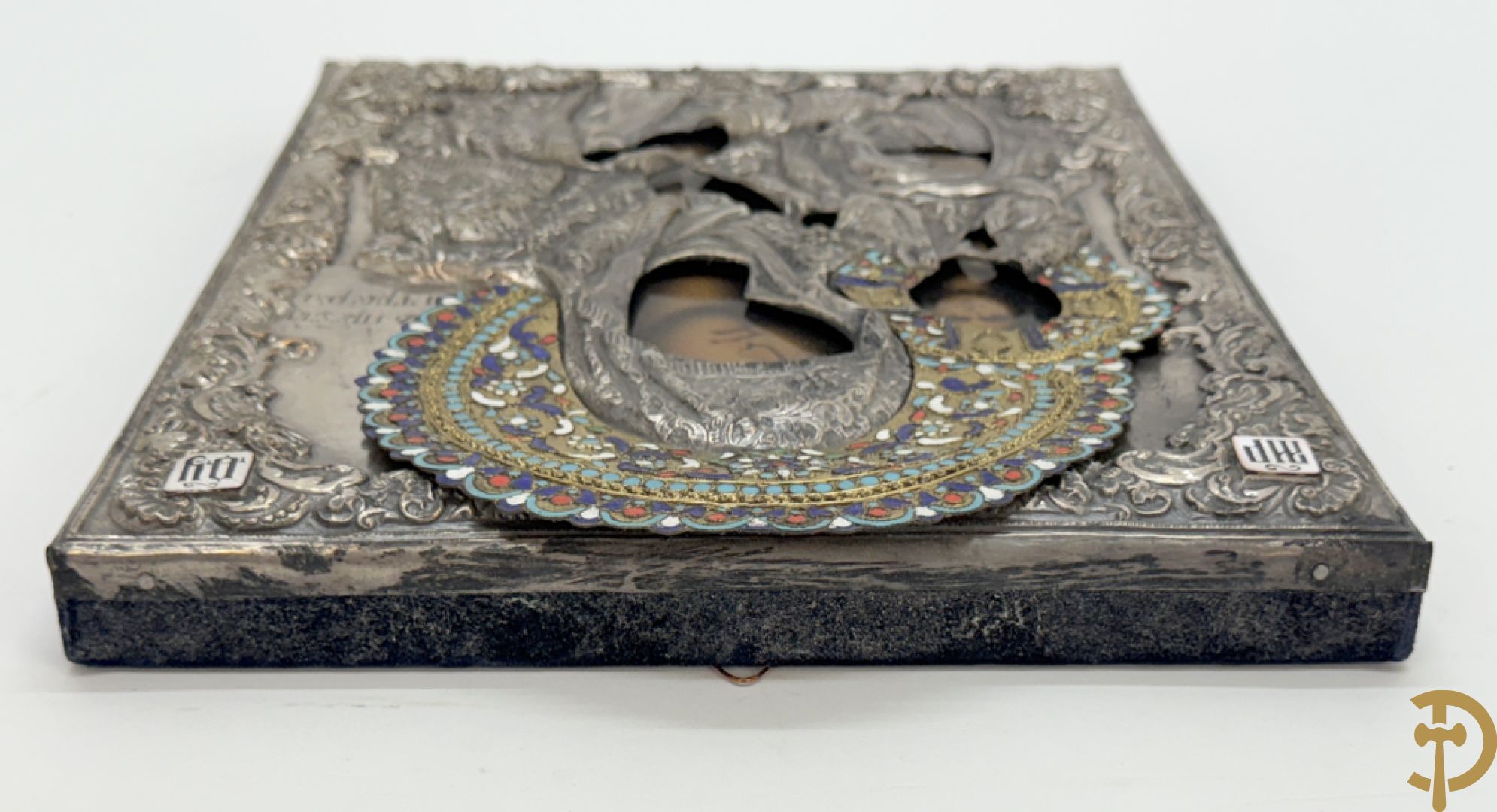 Ikoon met voorstelling van Madonna met kind en verzilverde rizza bezet met email