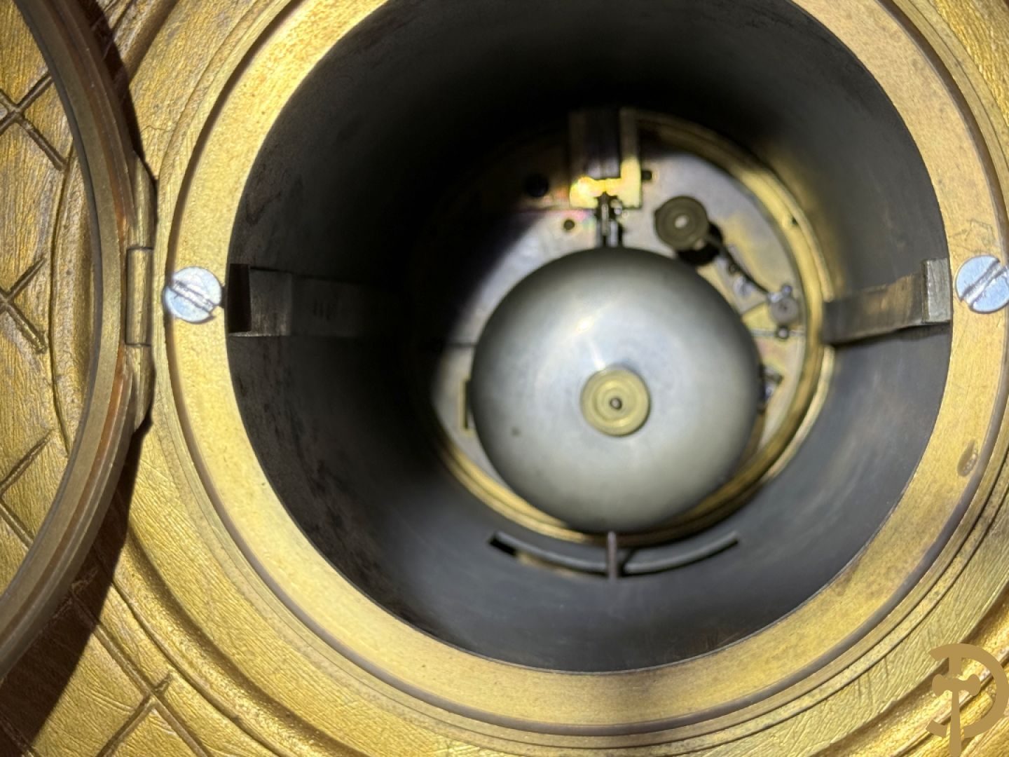 Driedelige bronzen garnituur bestaande uit middenstuk met bronzen vuurvergulde klok, Daubrée gemerkt à Nancy, bovenaan bekroond met Cleopatra met drinkbeker - getekend van Cumberworth sculpteur - geflankeerd door paar cupido