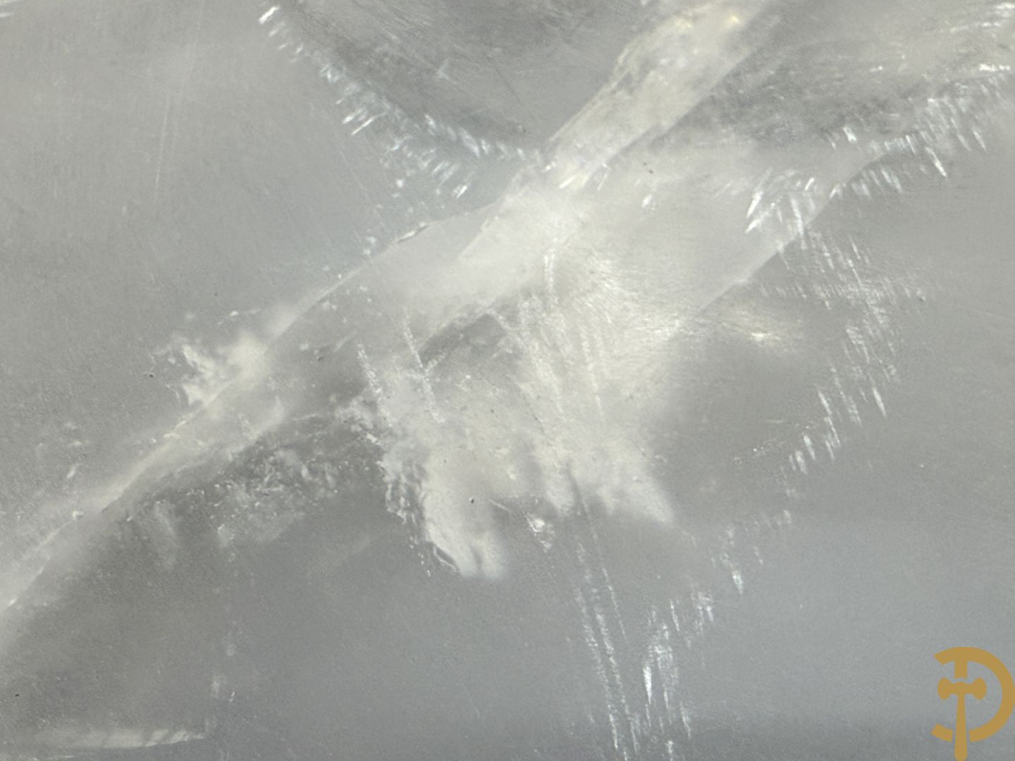 Wolf Helmut (getekend onderaan) Gepolierde schaal/bowl van wit geaderd bergkristal met rechte rand onder getekend WOLF H. (Steinbildhauer, Edelsteingestalter, aus Kirschweiler, Idar-Oberstein),