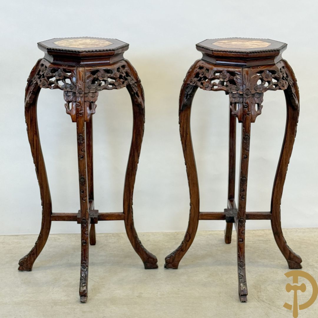 Paar hoge achthoekige Chinese sokkels met bloemensculptuur