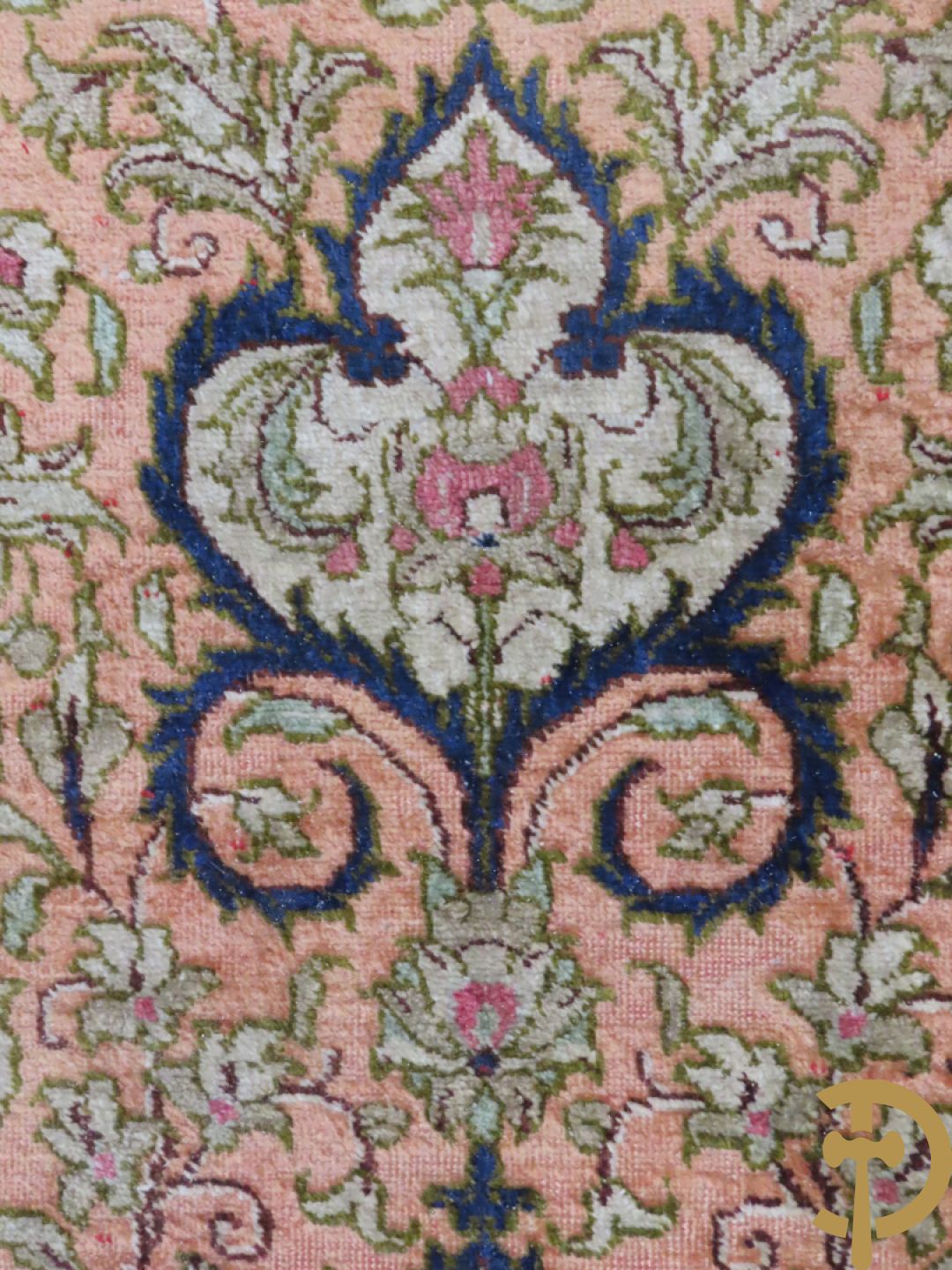 Oosters handgeknoopt tapijt zijde op katoen met centraal medaillon en bloementaferelen