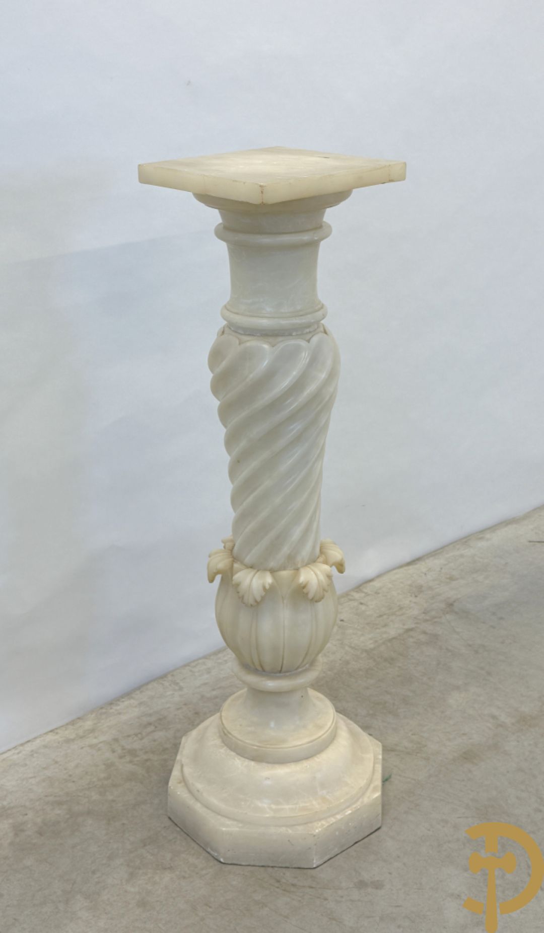 Getorste albast zuil met accanthusranken met draaibare plateau op achthoekige basis