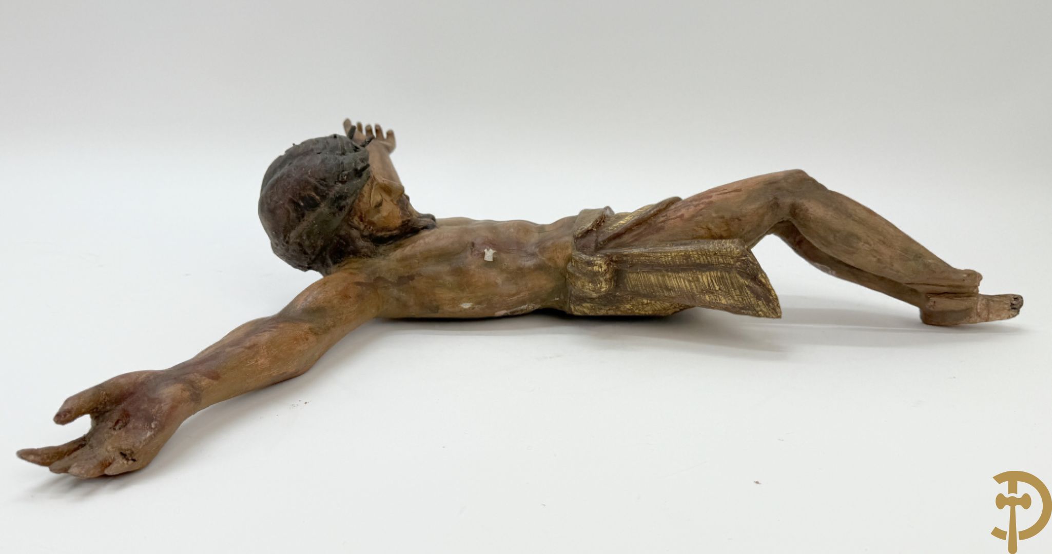 Twee houtgesculpteerde en gepolychromeerde corpussen