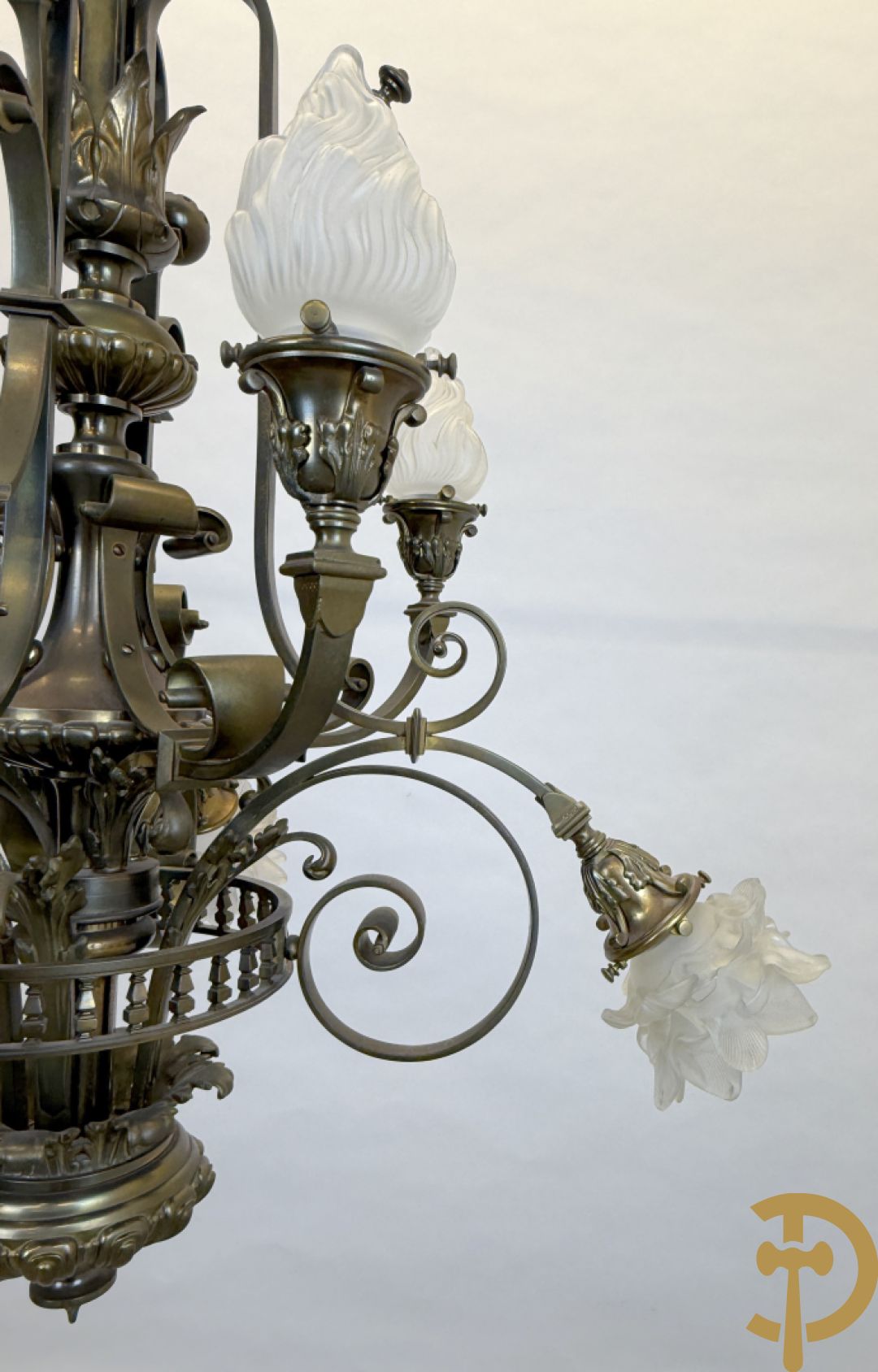 Massieve bronzen luchter met 8 lichtpunten en bezet met accanthusranken