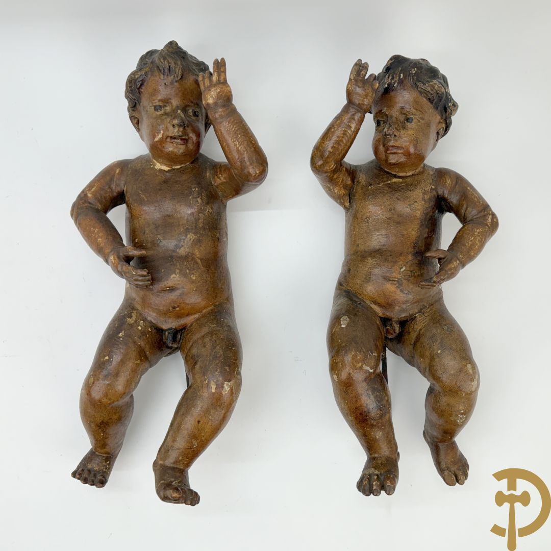 Paar houtgesculpteerde en gepolychromeerde cupido