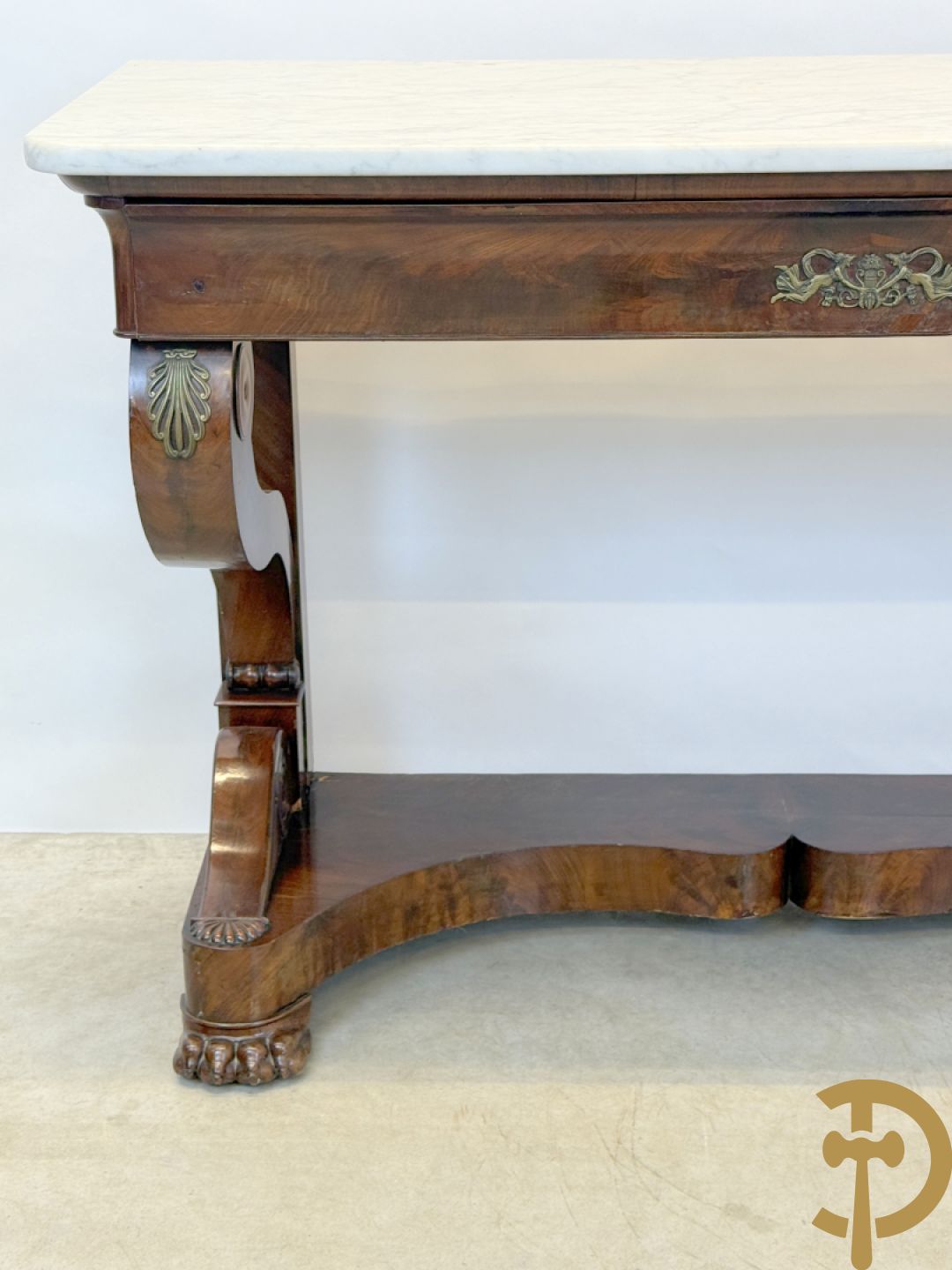 Mahoniehouten console Empire stijl met lade, op voluutvormige klauwepoten en met wit marmeren blad, 19e