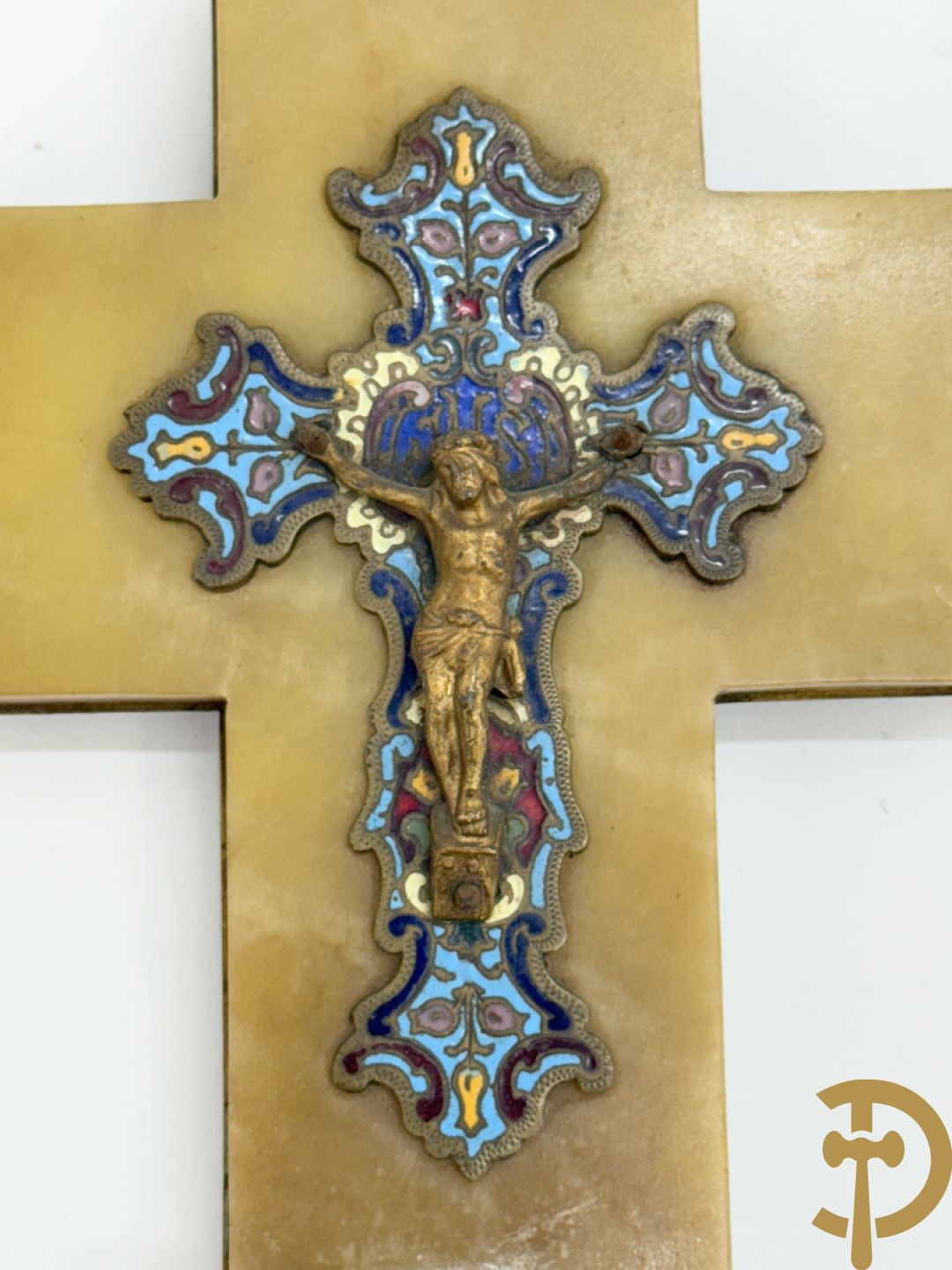 Twee wijwatervaten in cloisonétechniek op albast achtergrond