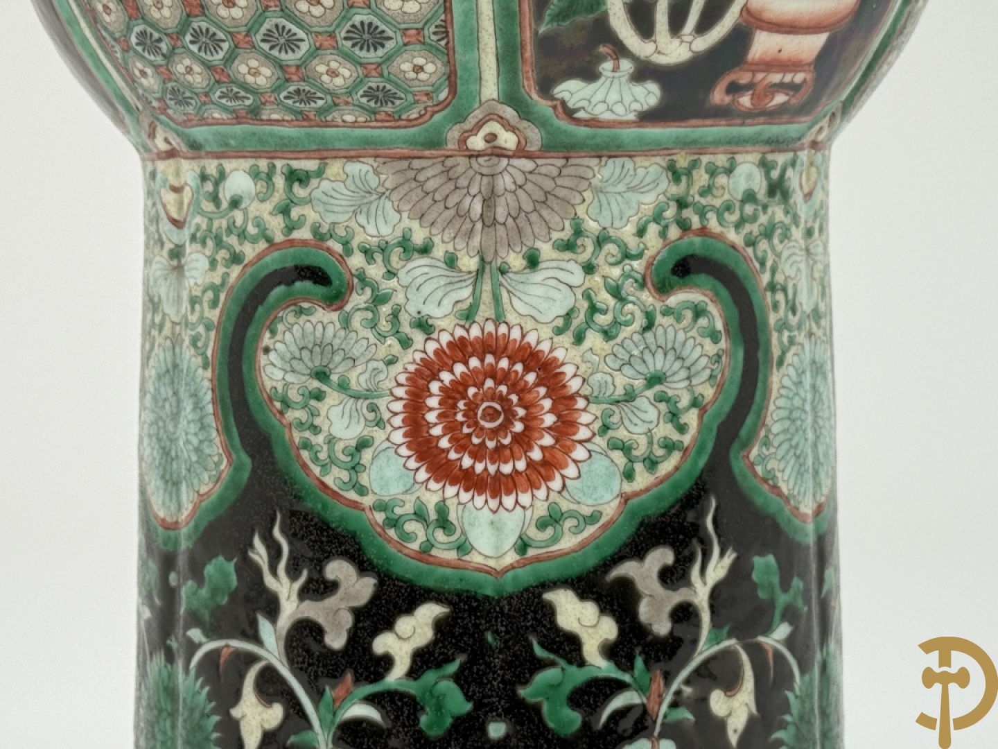 Antieke Chinese Gu vaas met geschenkendecor op zwarte fond