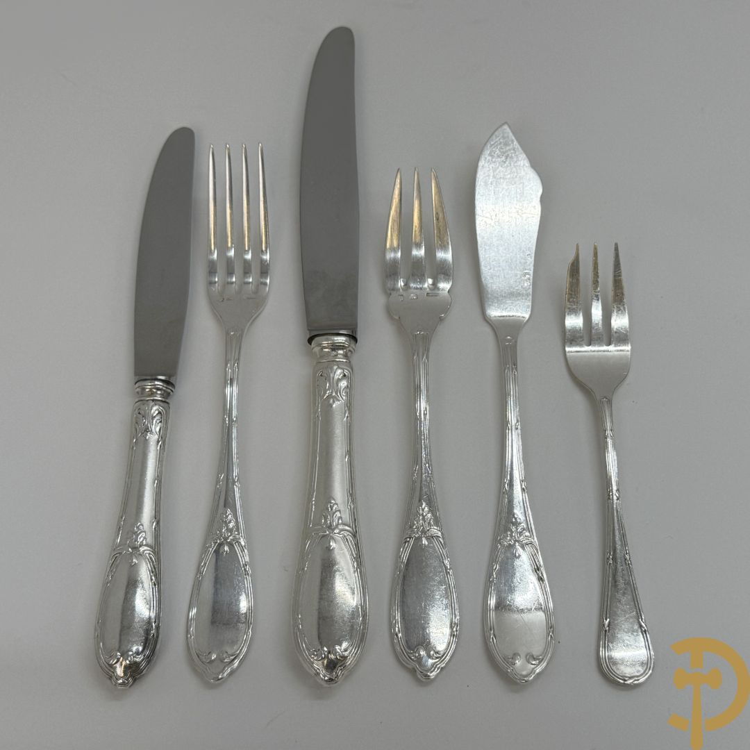 Verzilverd bestek bestaande uit 12 messen, 12 dessertlepels, 12 dessertvorken, 12 taartvorkjes, 12 dessertmessen en 12 visvorken, gemerkt Quaghebeur (Kuurne) dit alles in een in Christofle bestekkoffer ondergebracht