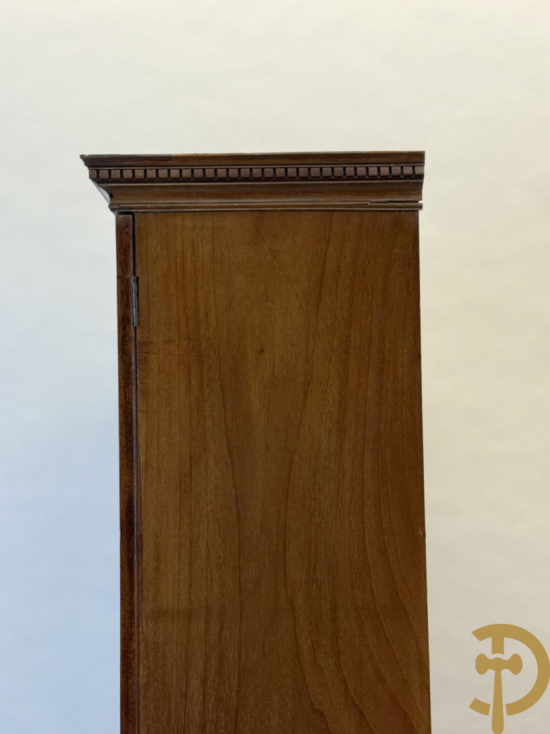 Paar Engelse mahoniehouten vitrines met legbanken