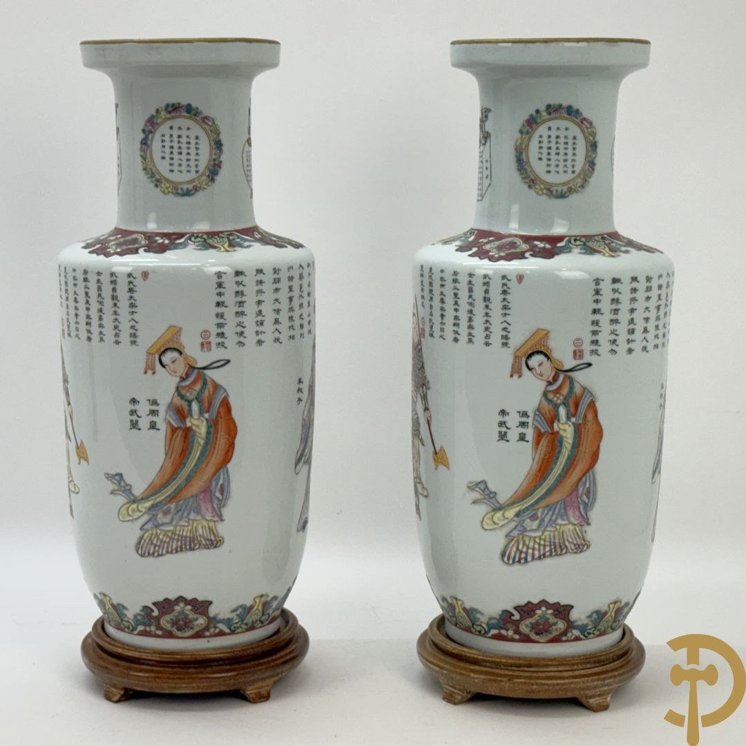 Paar porseleinen Chinese vazen met decor van personages en Chinese tekens, handgekleurd