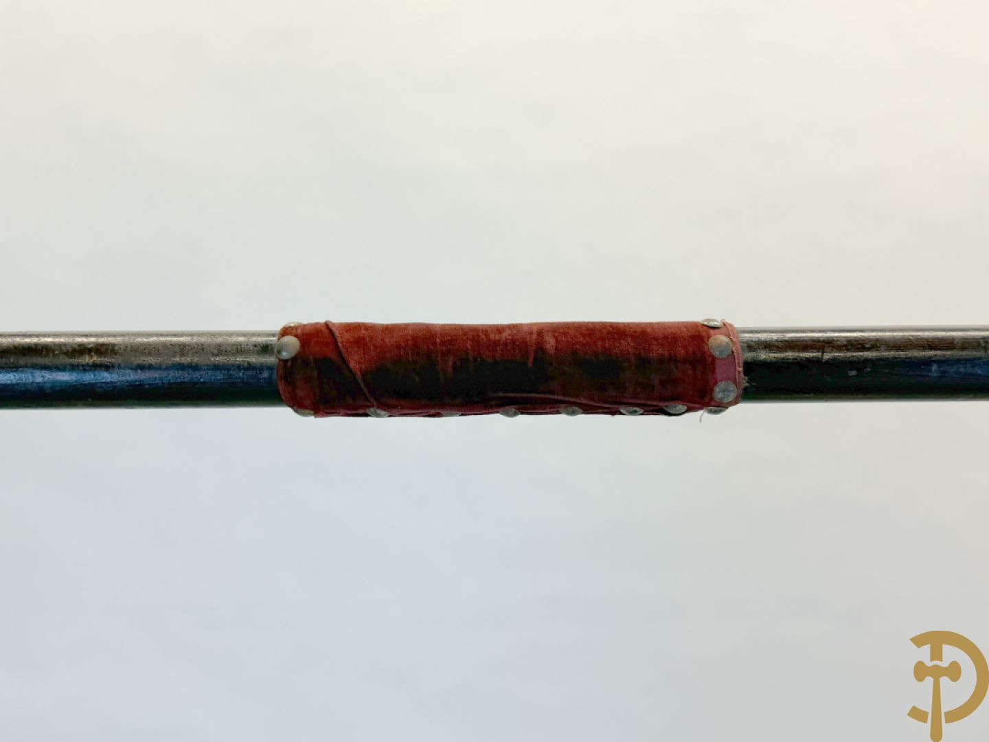 Franse vaandel met gouden gesculpteerde helm bezet bovenaan, Parti Socialiste S.F.I.O. Comité Jean Jaures Lille, gemerkt Fabriqué de Drapeaux de Societés Insignes Moyart-Castin, 3 Rue des Chats Bossus Lille