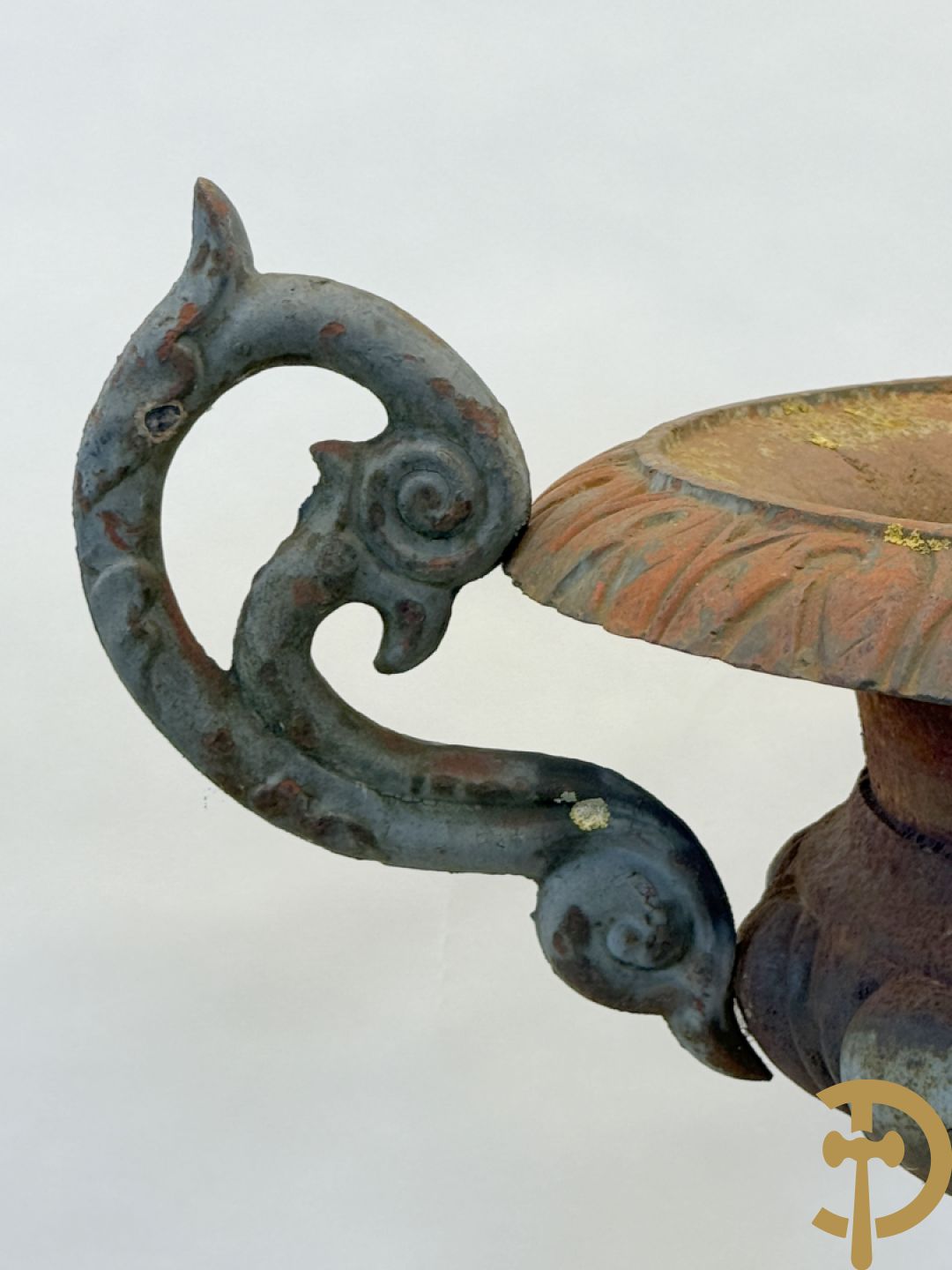 Gietijzeren amfoor met 2 oren op sokkel