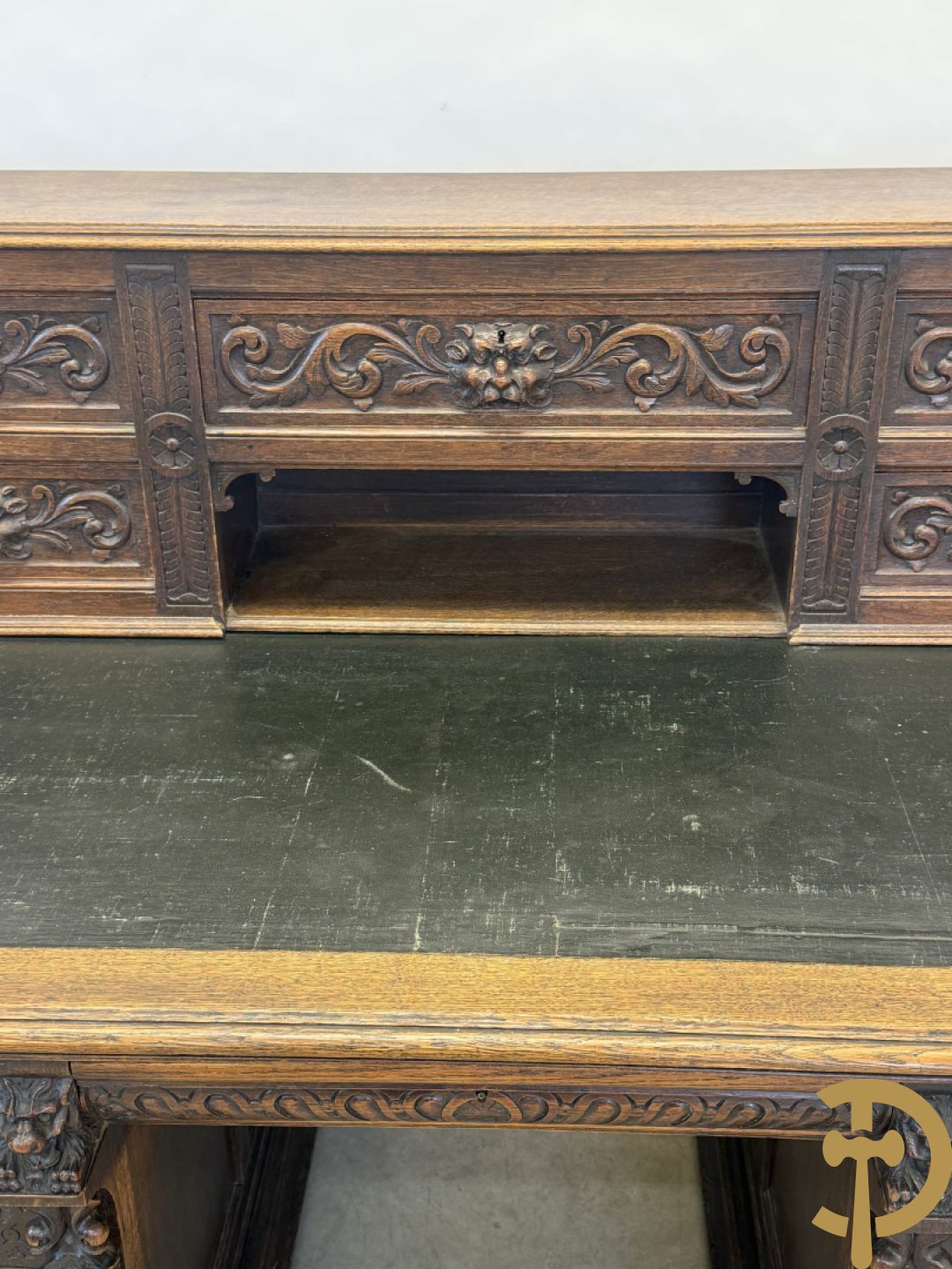 Mechels eiken bureau met opstand en Neo Renaissance invloeden