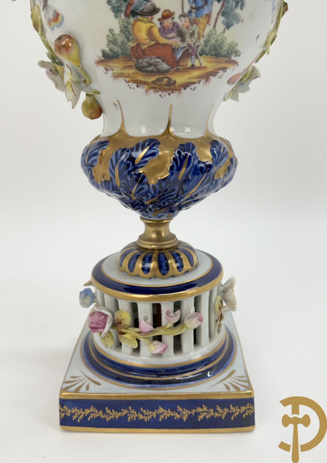 Porseleinen siervaas met handbeschilderd geanimeerd decor bezet met basrelief van bloemen en bovenaan bekroond met deksel met vogel