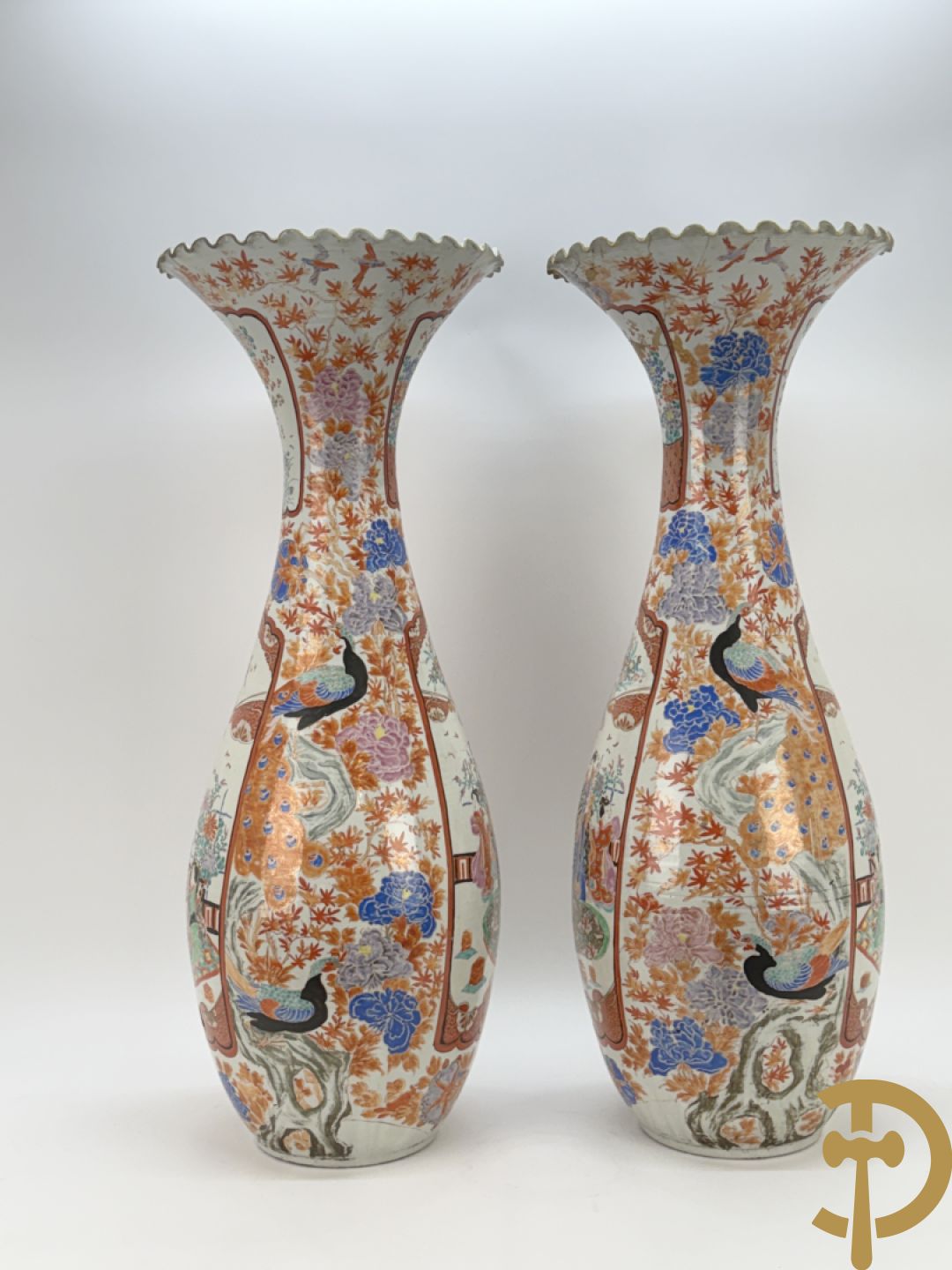 Paar Japanse porseleinen waaiervazen met bloemen en geanimeerd decor