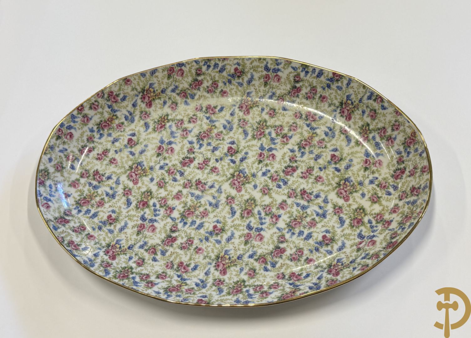 Uitgebreid zeer decoratief porseleinen eet- en koffieservies met bloemendecor, Limoges France