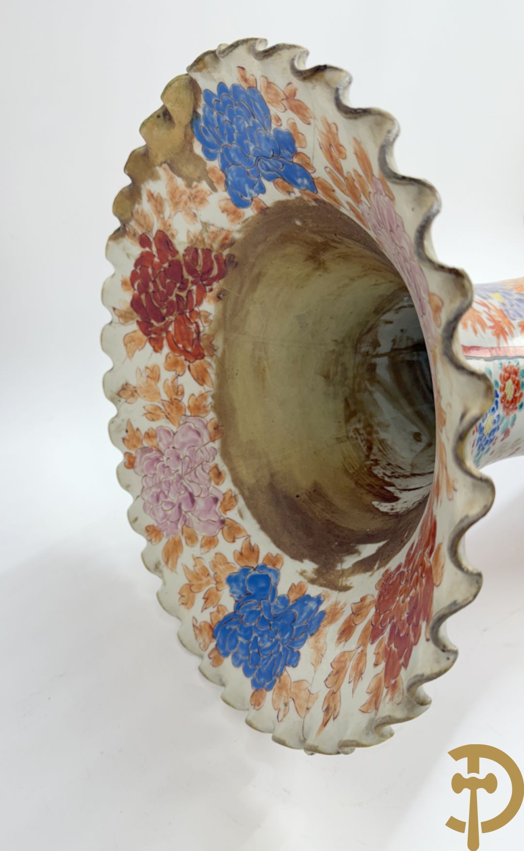 Paar Japanse porseleinen waaiervazen met bloemen en geanimeerd decor