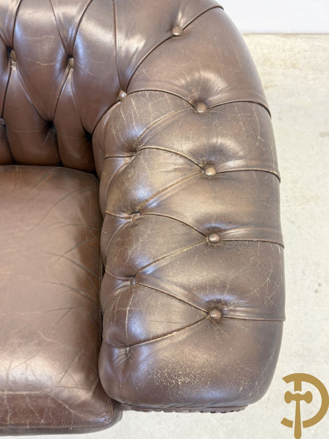 Bruin lederen driezit en club chesterfield