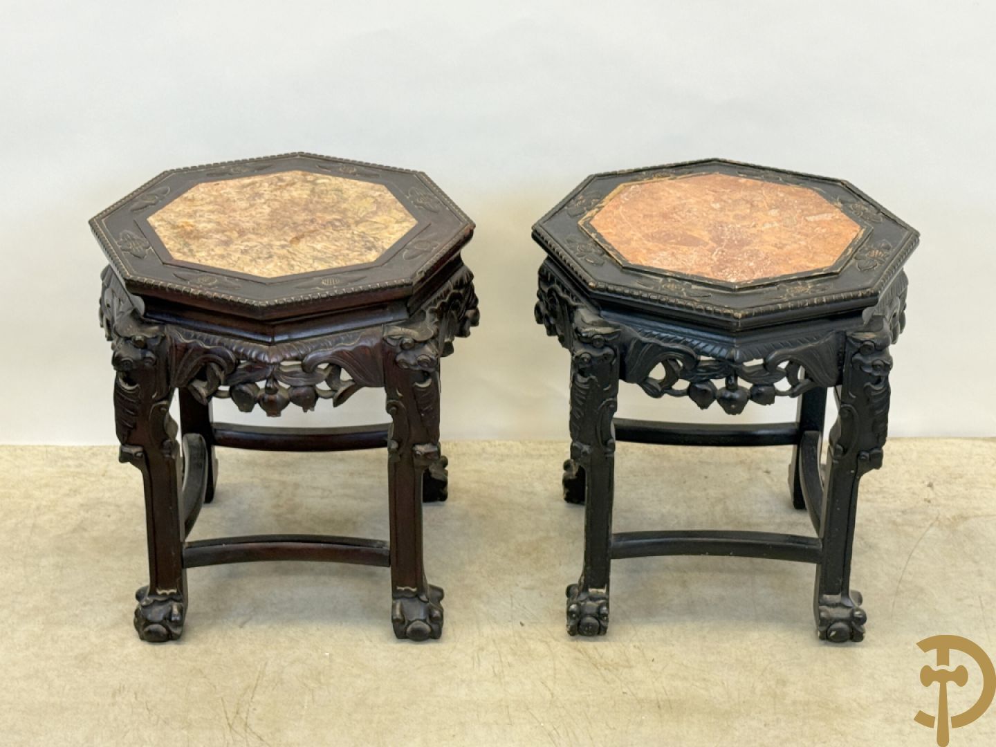 Paar achthoekige hardhouten Chinese sokkels met fo-honden en bloemendecoratie