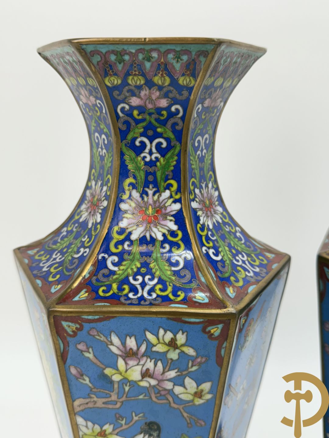 Paar zeshoekige cloisonévazen met bloemen en vogeldecor - op houten sokkels