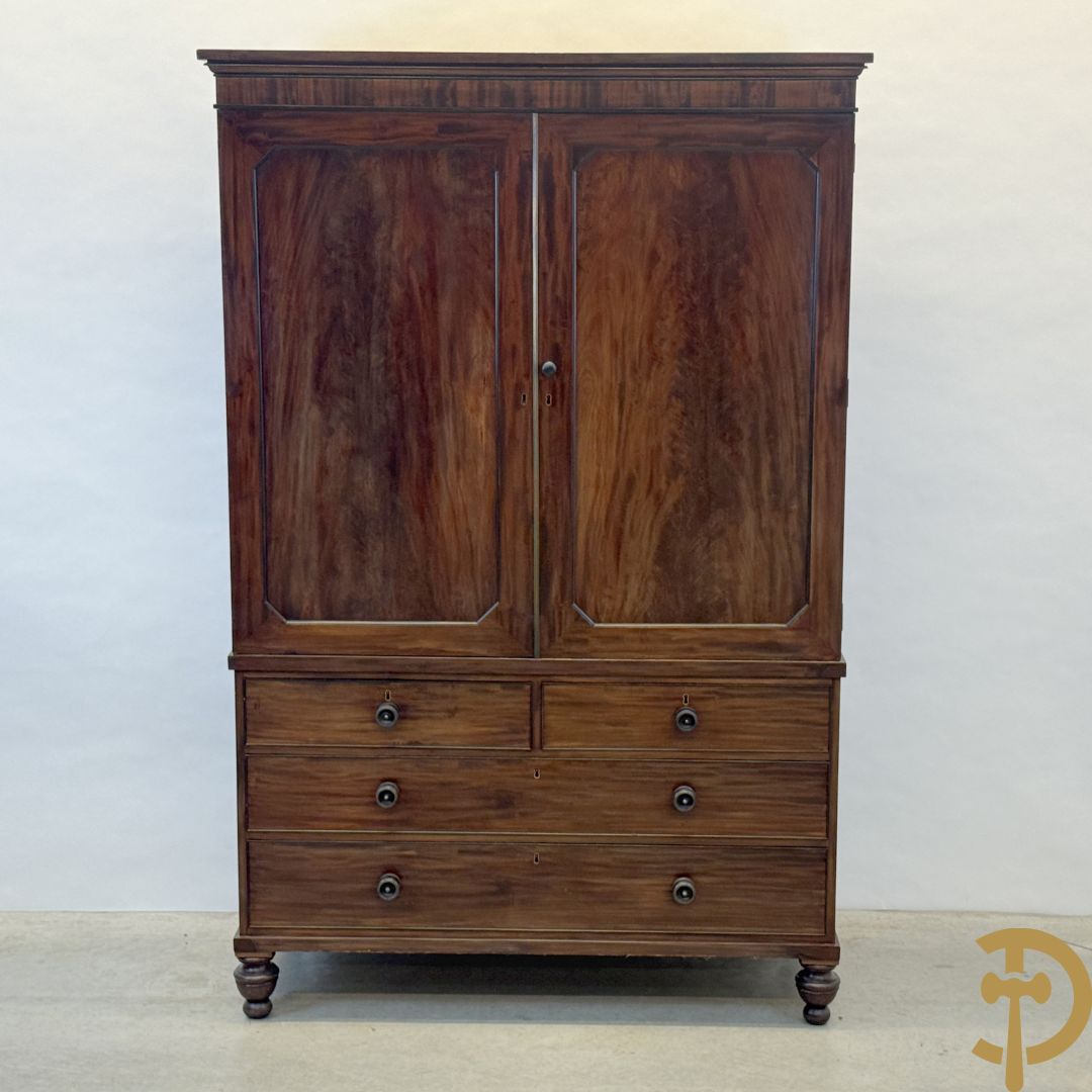 Engelse mahoniehouten linnenpress met 2 deuren bovenaan,  5 uitschuifbare lades in interieur - onderaan met 4 lades