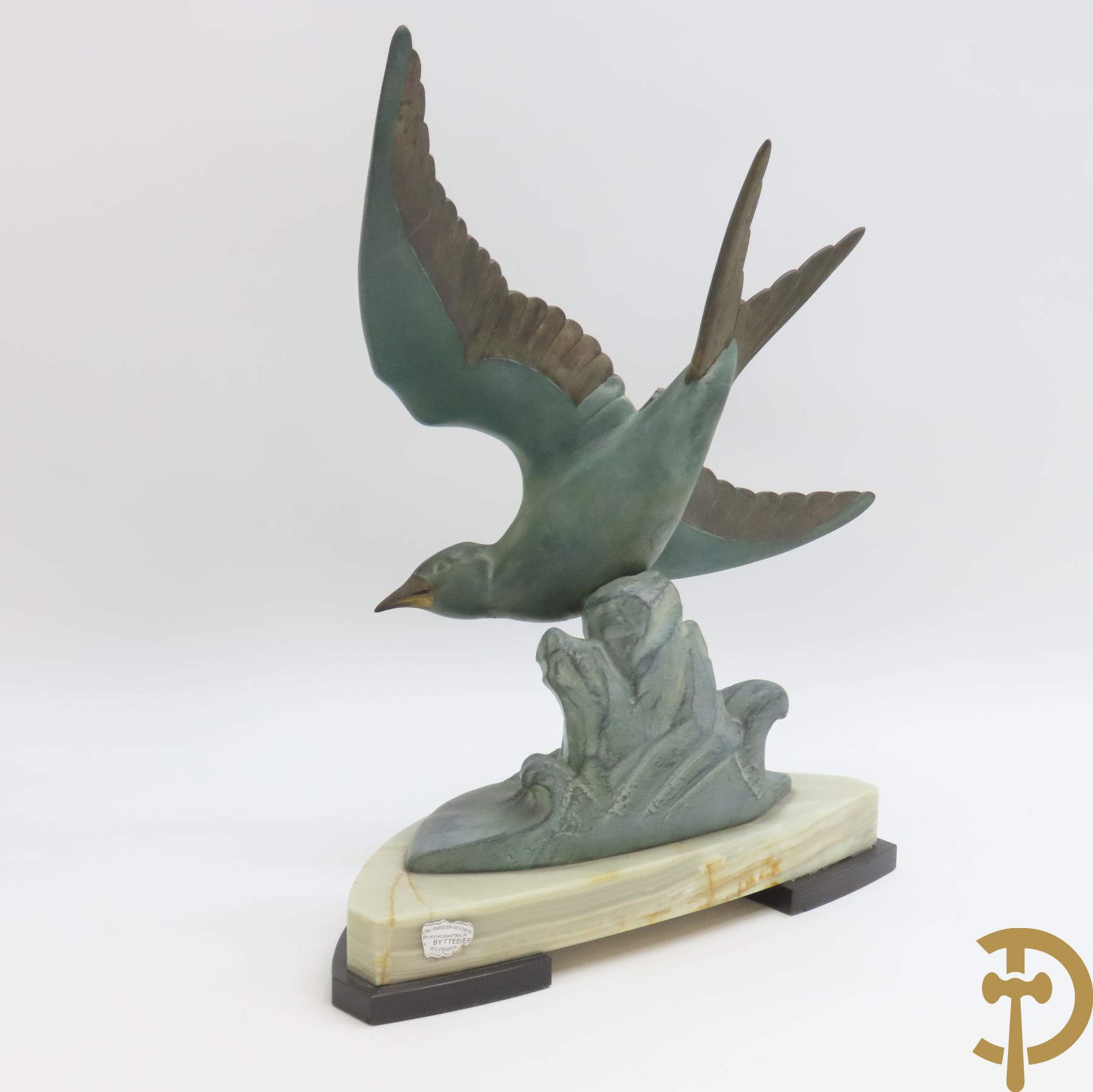 Ongetekend Art Deco zamak beeld van een vliegende zwaluw op golf, onderaan op marmeren sokkel