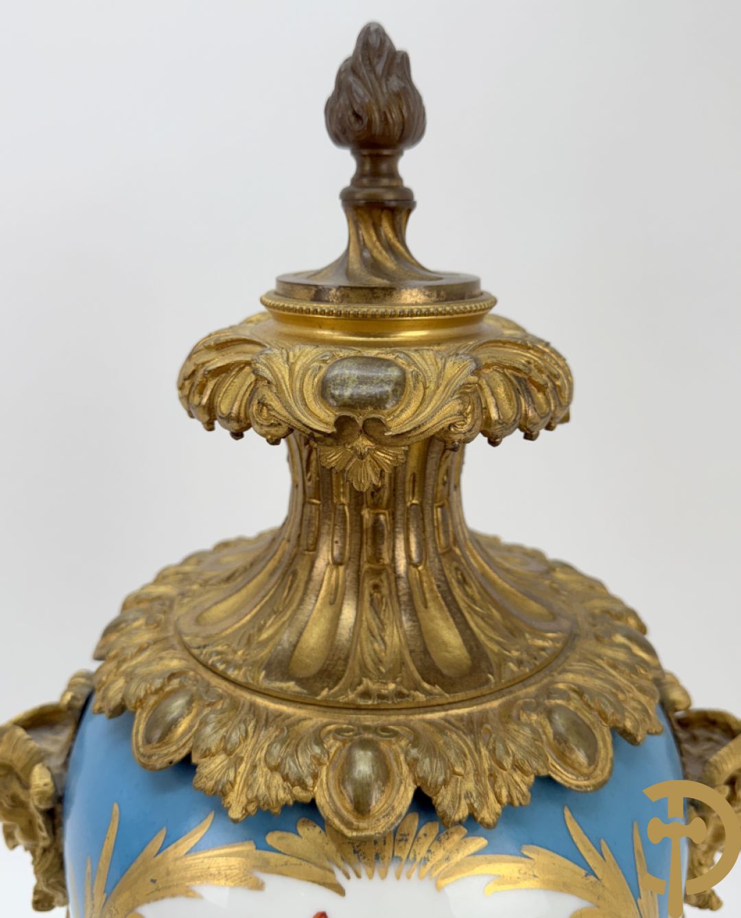 Driedelige bronzen Franse garnituur bezet met cupido