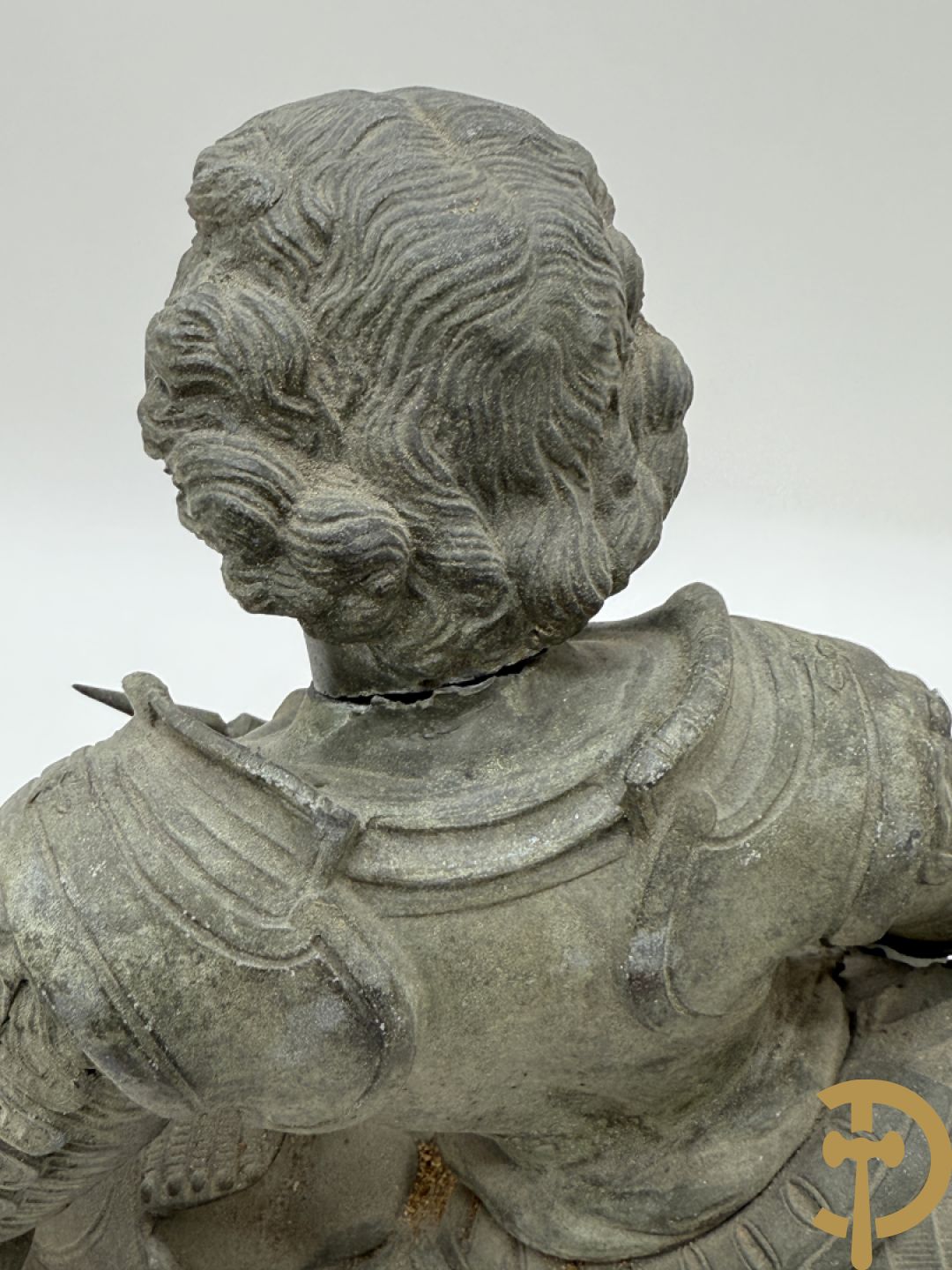 Zamak schouwstuk klok met ridder en Louis XVI motieven bezet