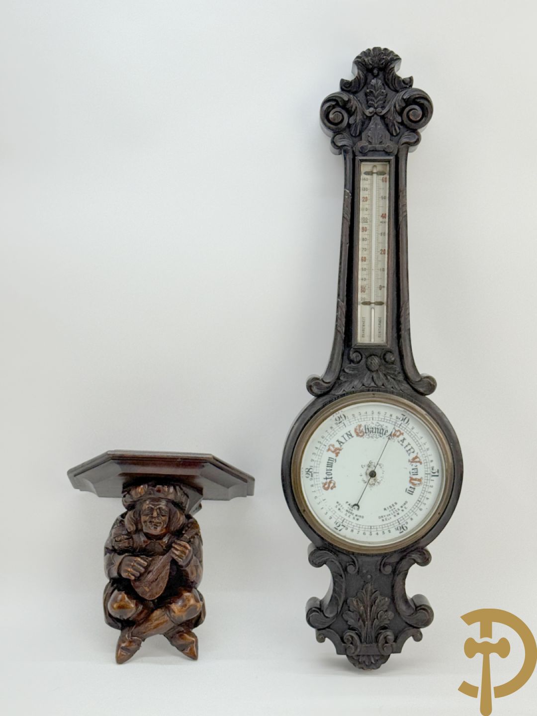 Massief eiken Engelse gesculpteerde baro- en thermometer + houtgesculpteerde console van narrenfiguur met basrelief