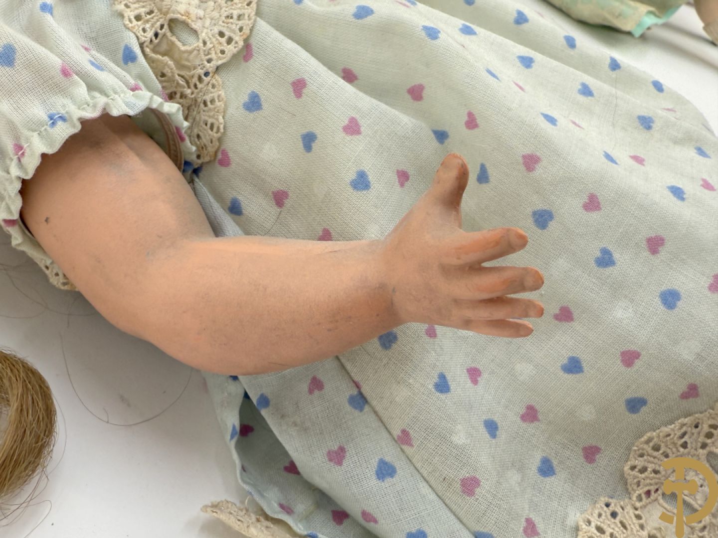 Oude pop met papier maché ledematen, gemerkt K R36/.728 + oude pop met papier maché ledematen en kantelbare oogjes + oude pop in papier maché, gemerkt Unis France 301 + oude pop in papier maché, onleesbaar gemerkt + hedendaagse pop met porseleinen ledematen + losse kleertjes