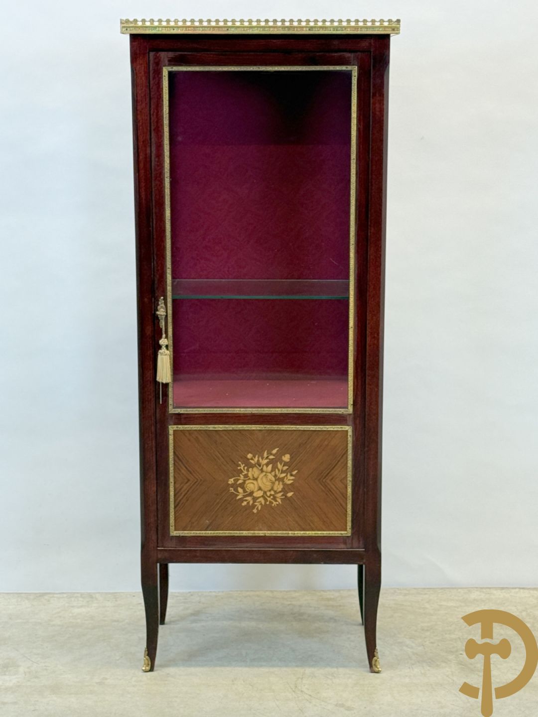 Notelaren vitrine met bloemenmarketterie en bronzen gallerij