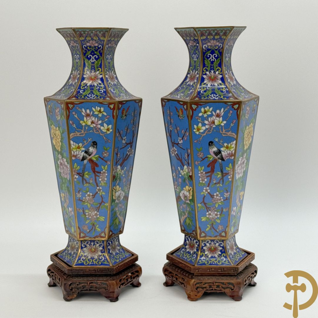 Paar zeshoekige cloisonévazen met bloemen en vogeldecor - op houten sokkels