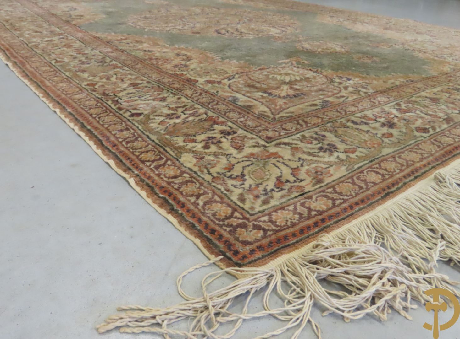 Oosters handgeknoopt tapijt met centraal decor en bloemenmotieven