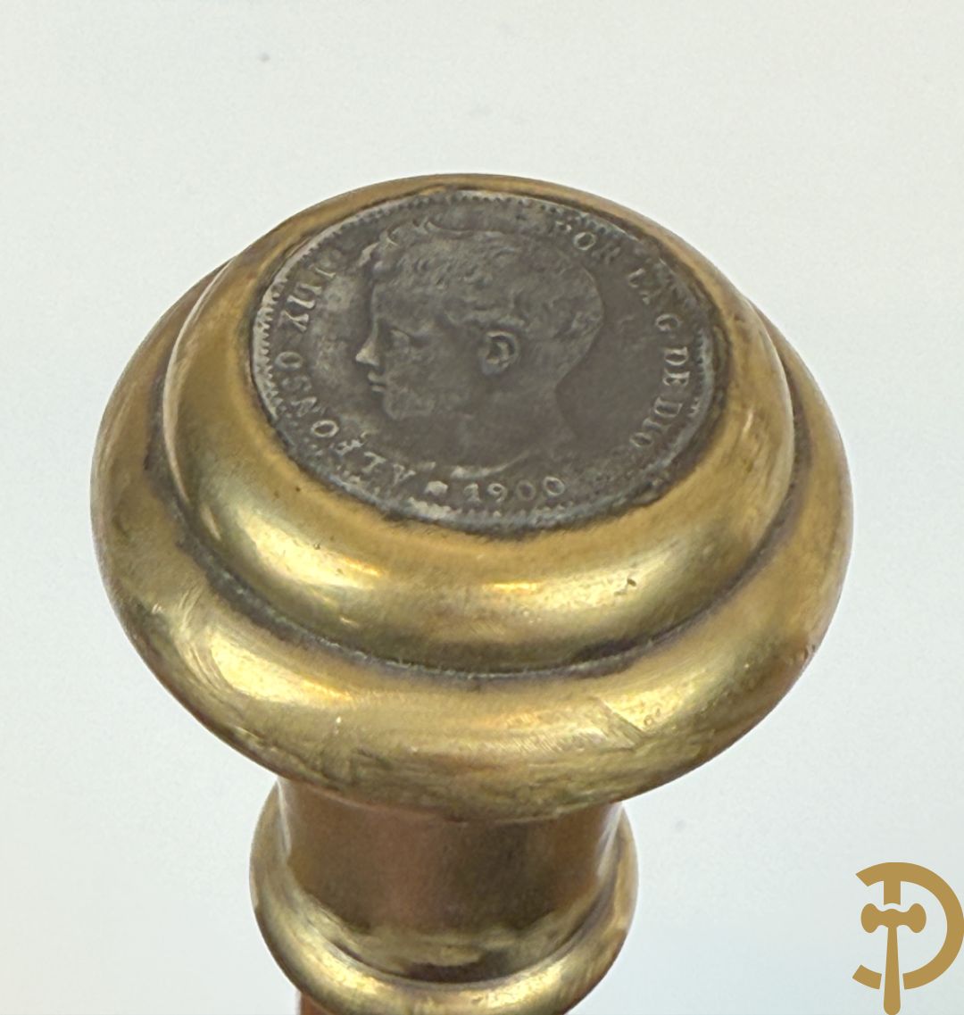 Verzameling wandelstokken met o.a. dierenhoofden en zilveren ornamenten