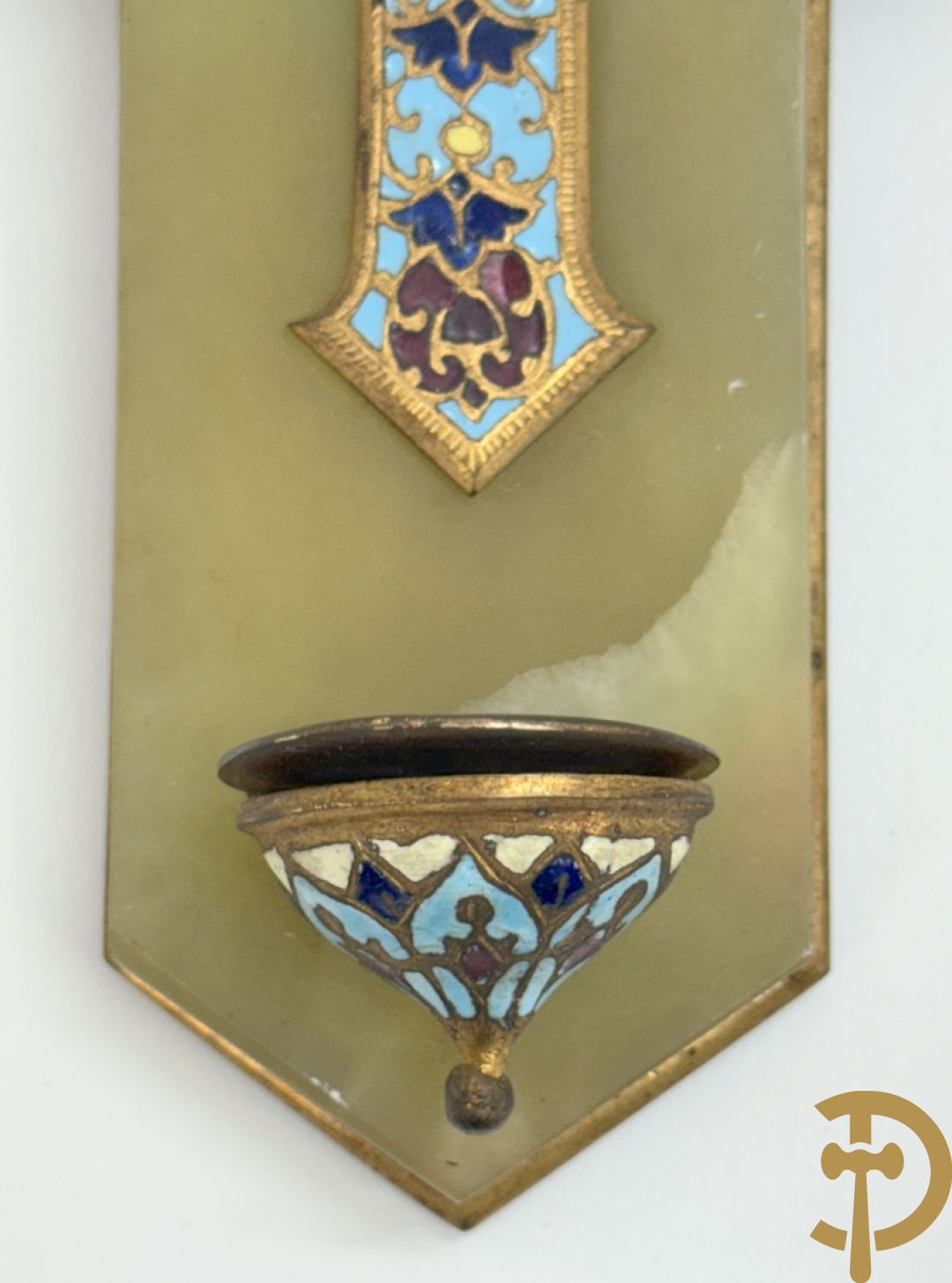 Twee wijwatervaten in cloisonétechniek op albast achtergrond